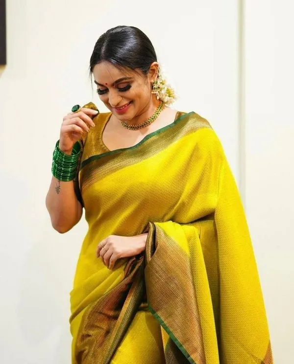 Yellow_Embellished_Banarasi_Jacquard_Saree_(Yellow)